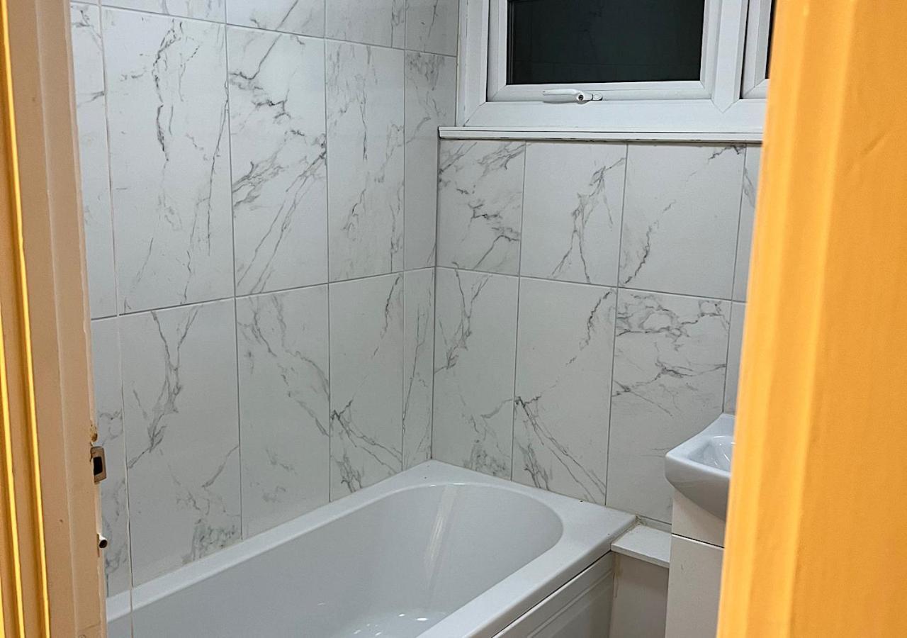 Lovely 2 Bedroom Apartment With Parking Space Londres Exterior foto
